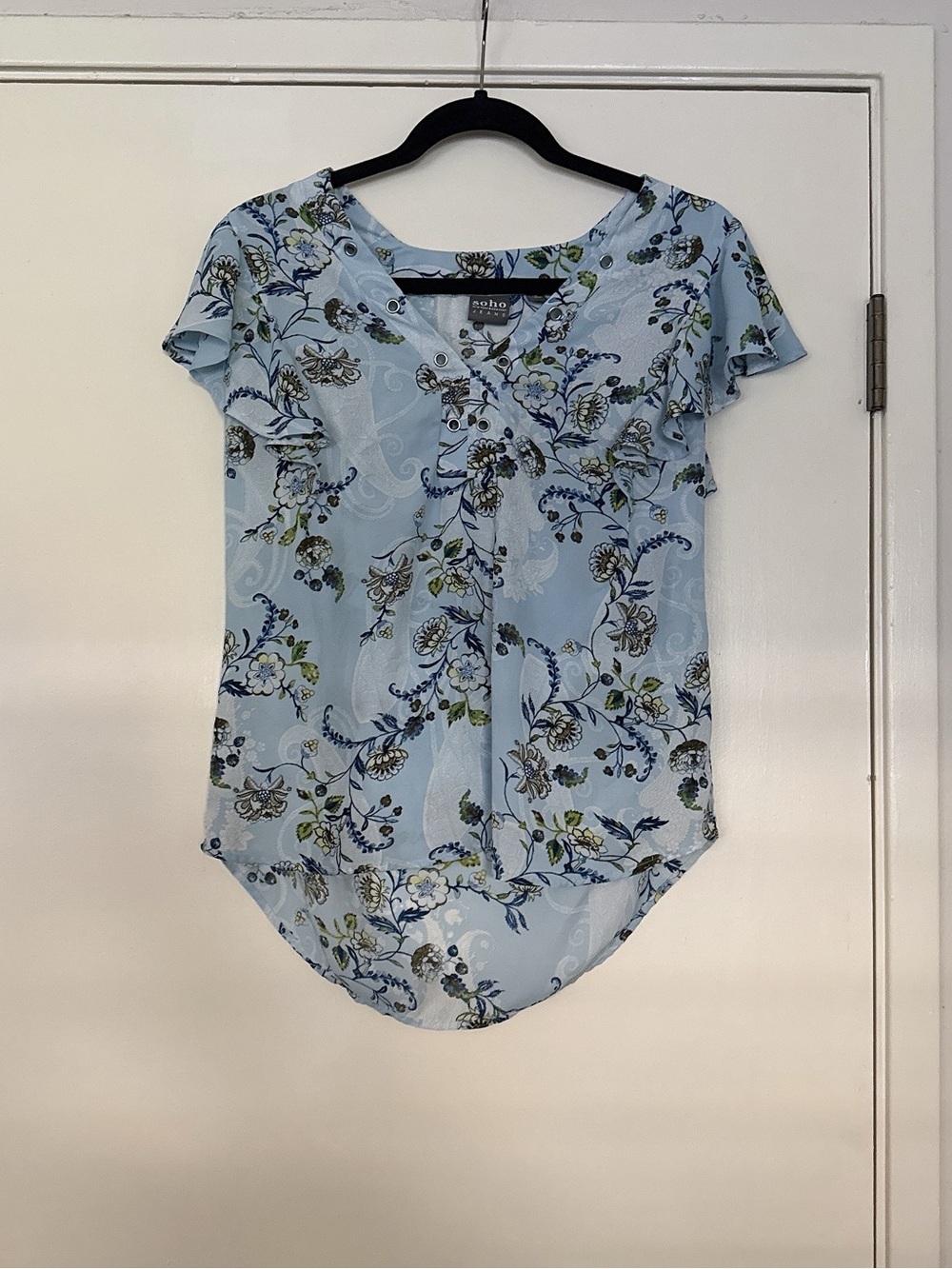 New York & Company Light Blue Floral V-Neck Short Sleeve Blouse